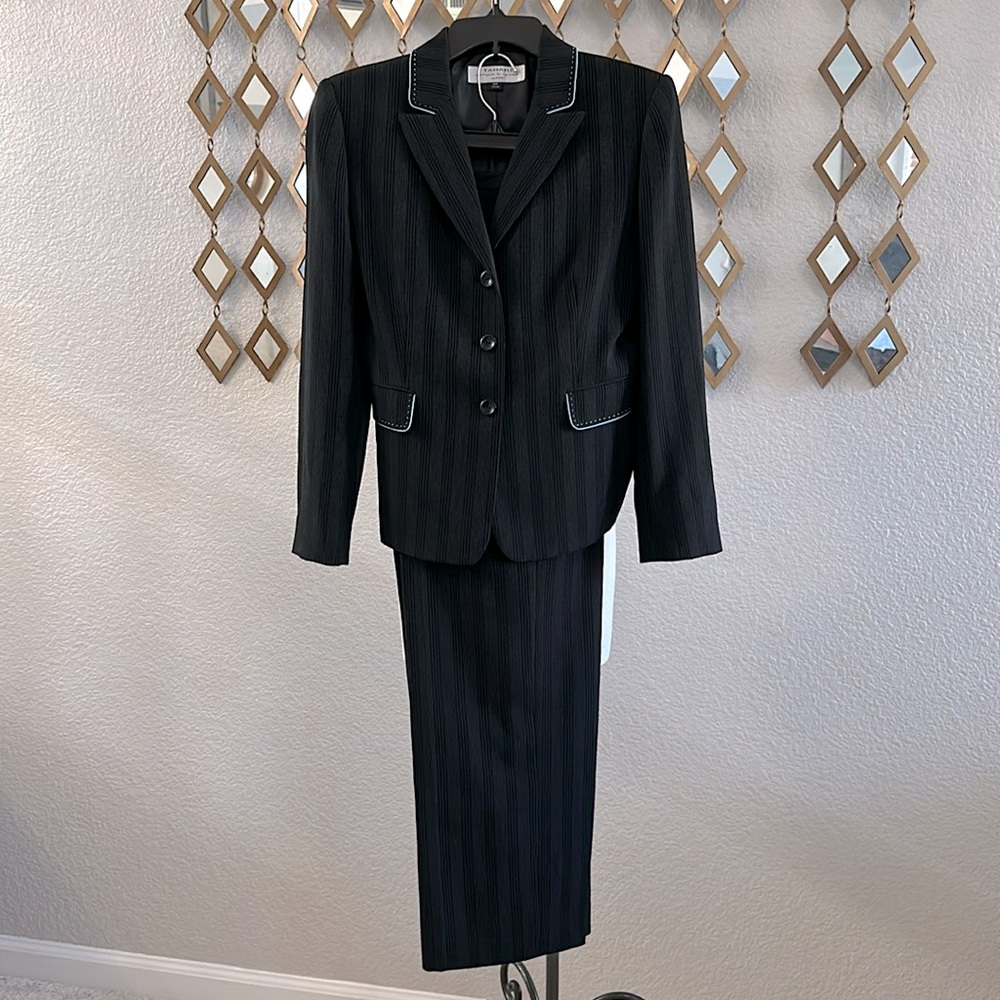 Beautiful Tahari Pantsuit- Blue & Black